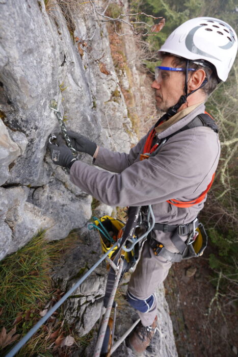 Pourquoi acheter un topo d'escalade entretien des falaises en Isère escalade maintenance des sites naturels d'escalade